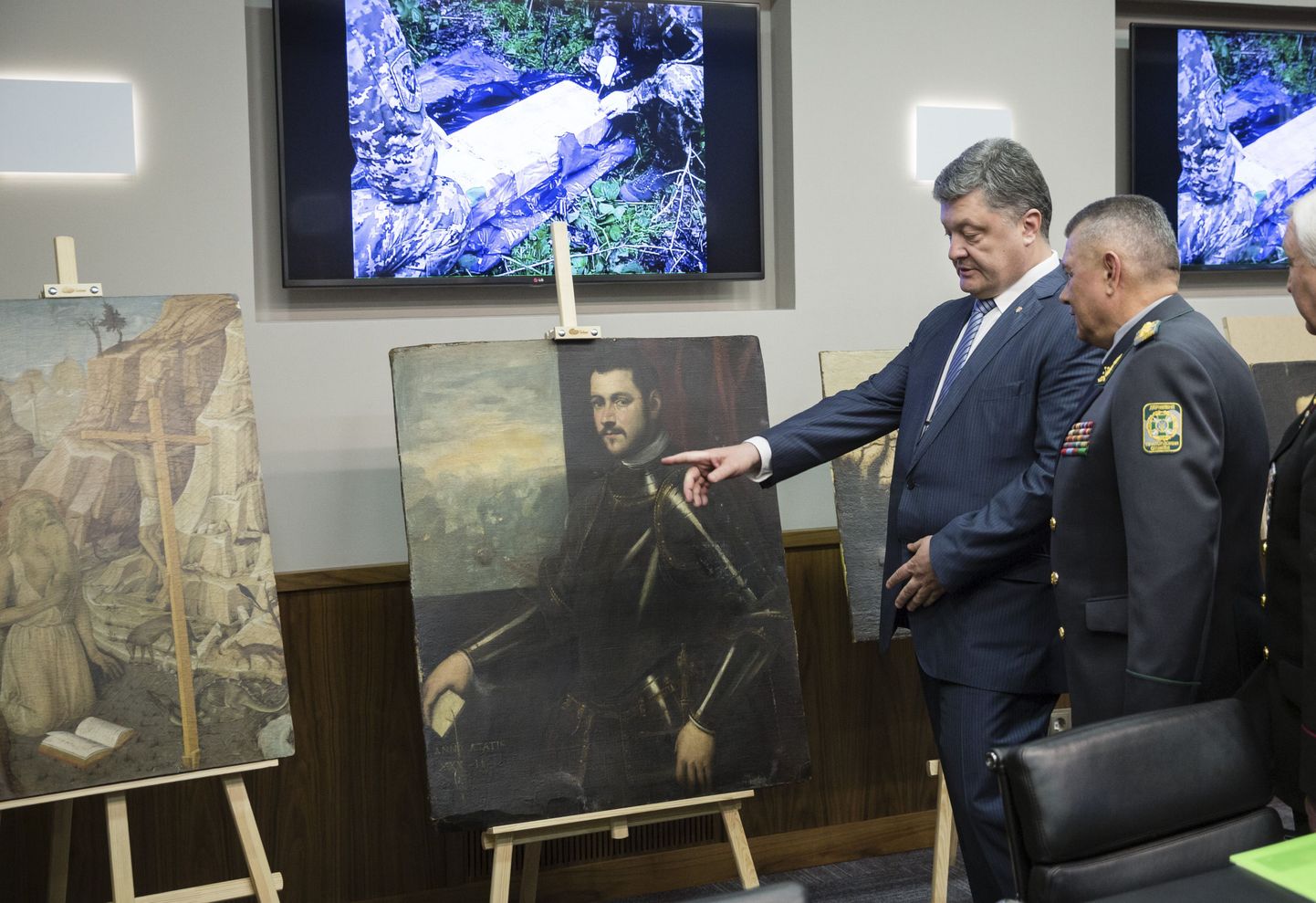 Ukraina president Petro Porošenko tutvumas leitud kunstiteostega