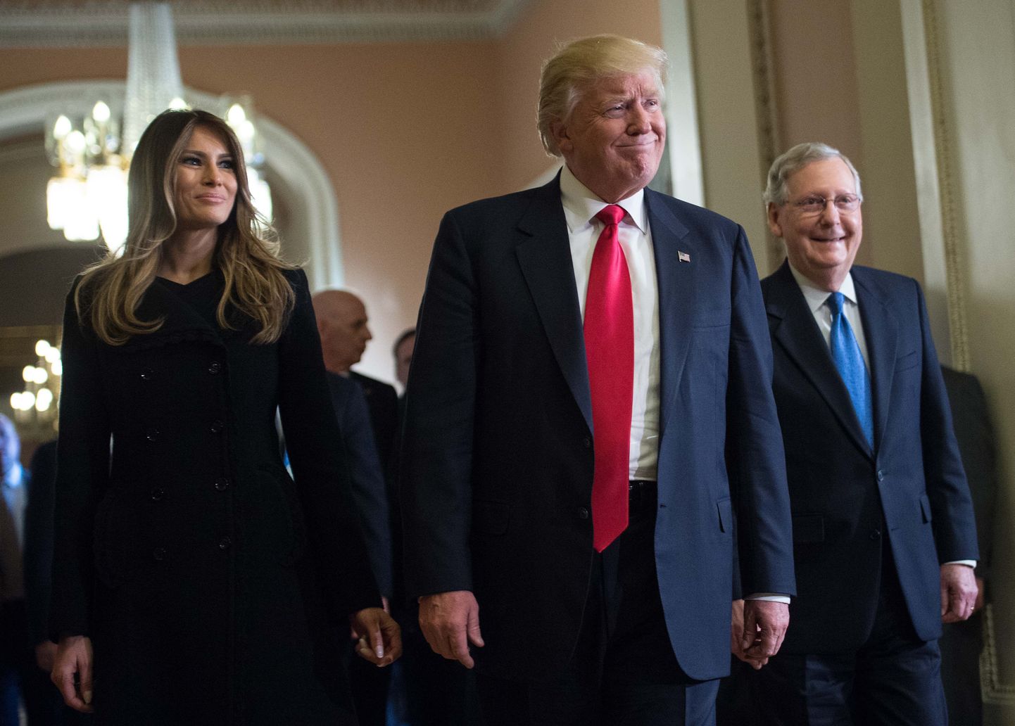 US President-elect Donald Trump and his wife Melania walk with Senate Majority Leader Mitch McConnell (R) following a meeting at the Capitol in Washington, DC, on November 10, 2016. / AFP PHOTO / NICHOLAS KAMM