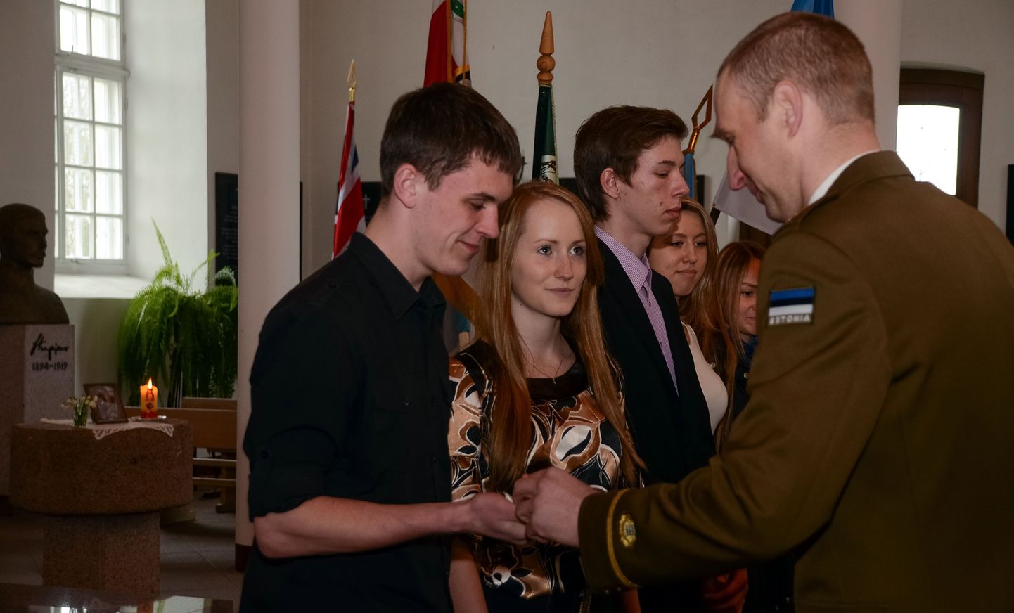 Riigikaitse algõpetust tudeerinud õppurid said Toris Eesti sõjameeste mälestuskirikus kätte lõputunnistused.