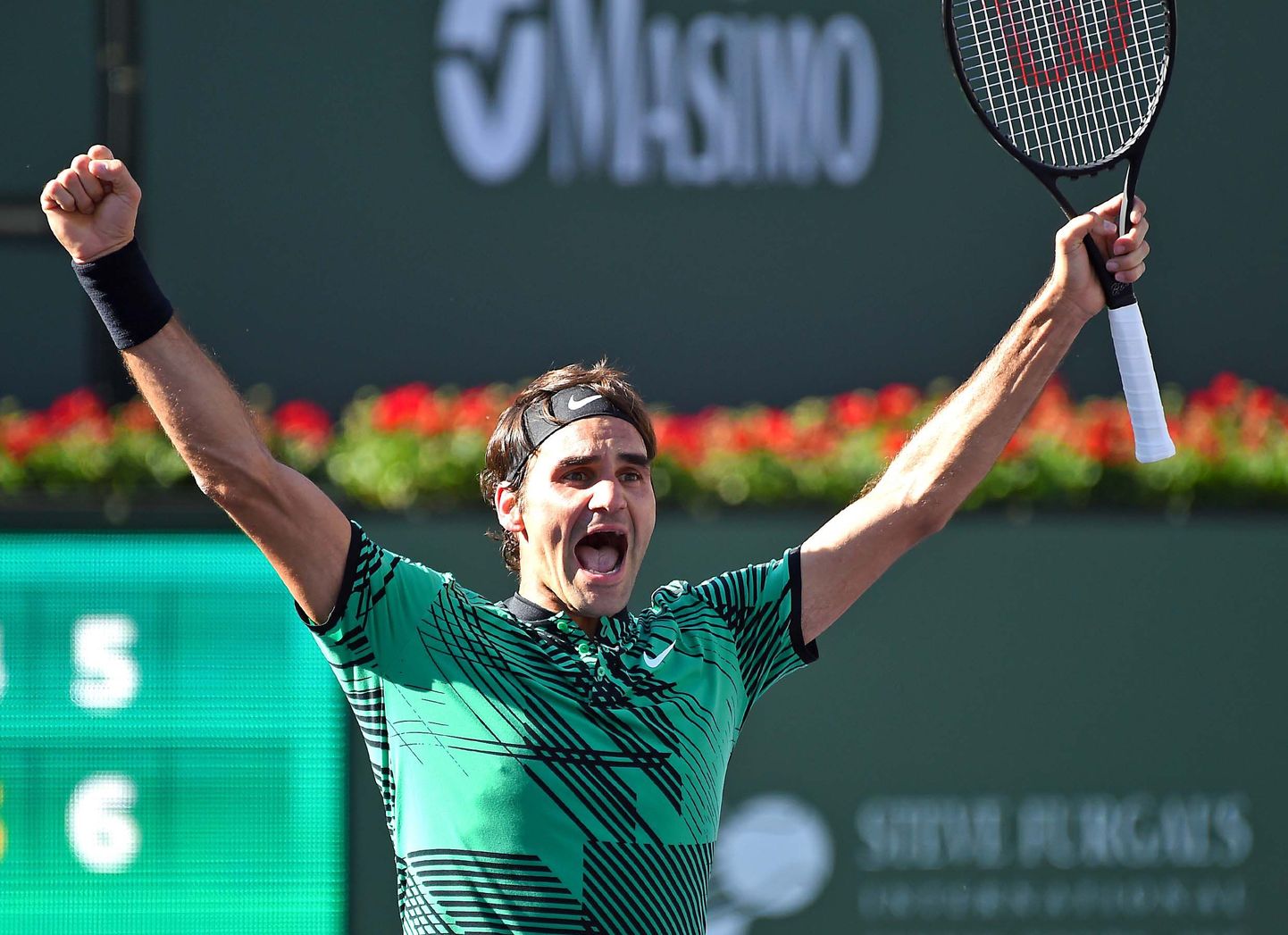 Roger Federer rõõmustamas Indian Wellsi turniirivõidu üle.