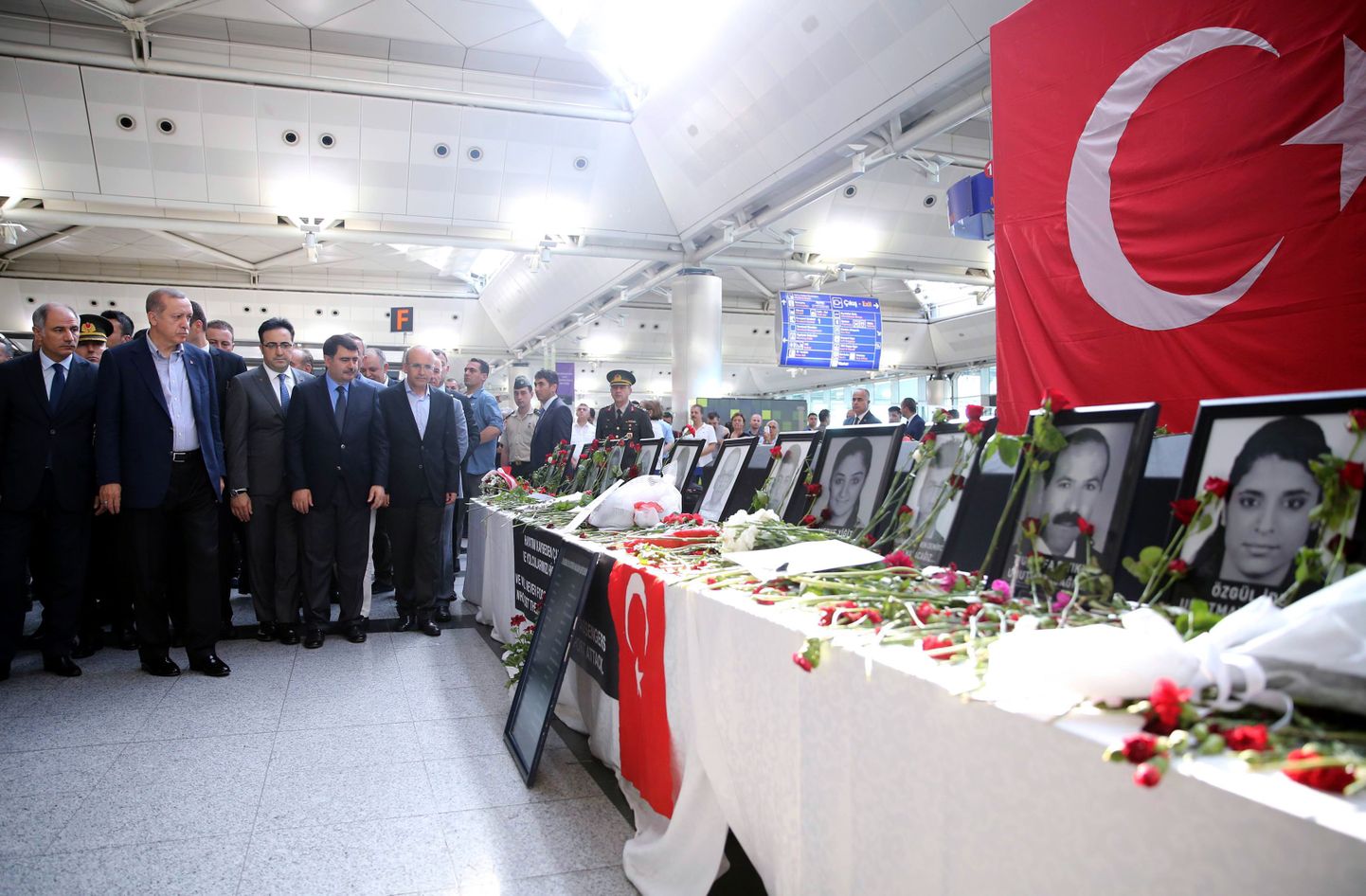 Istanbuli lennujaamas toimunud terrorirünnaku mälestusüritus.