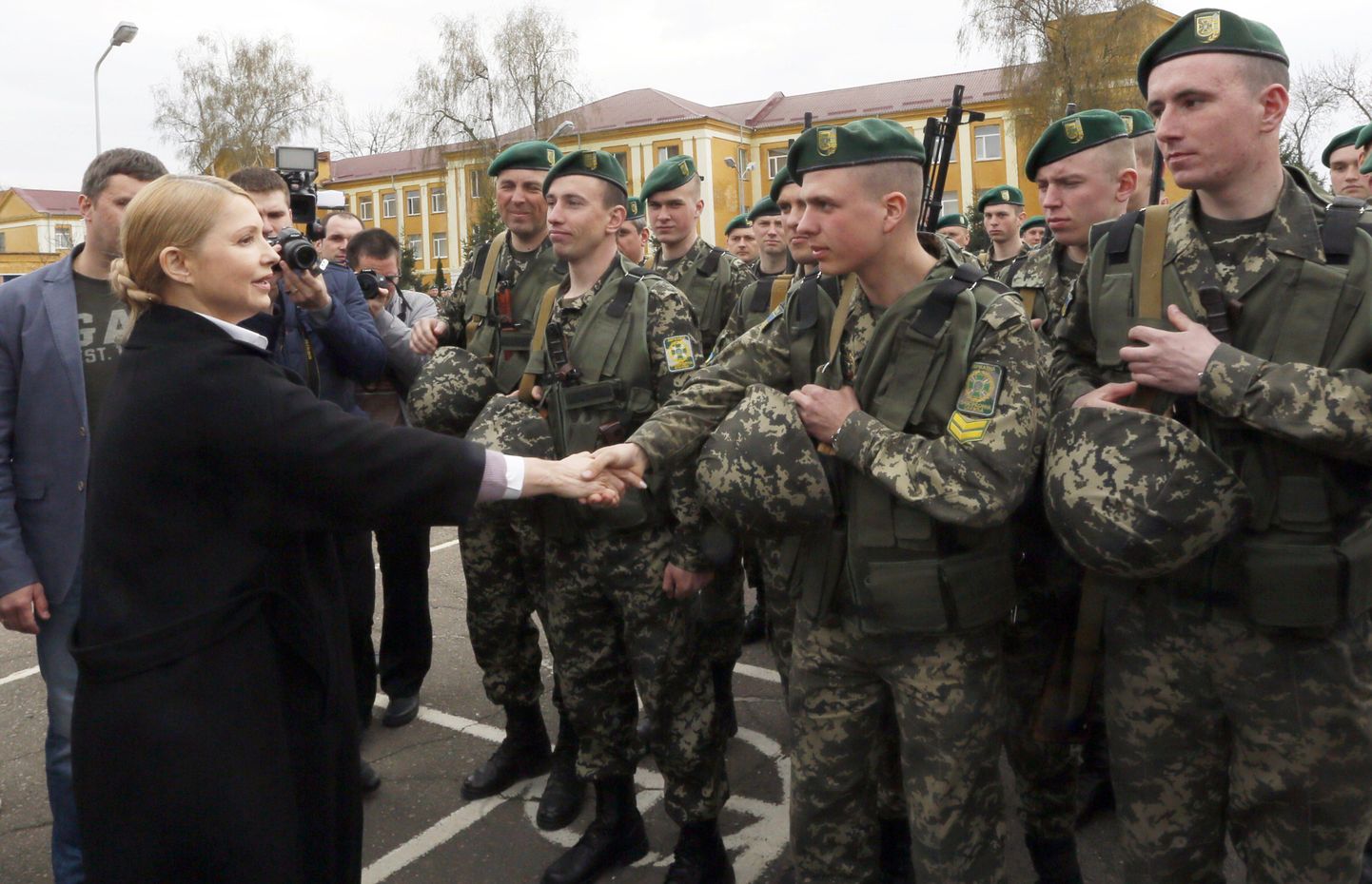 Ukraina presidendiks pürgiv Julia Tõmošenko külastas sisekaitseakadeemia kadette Lääne-Ukrainas Hmelnõtskõis 9. aprillil.