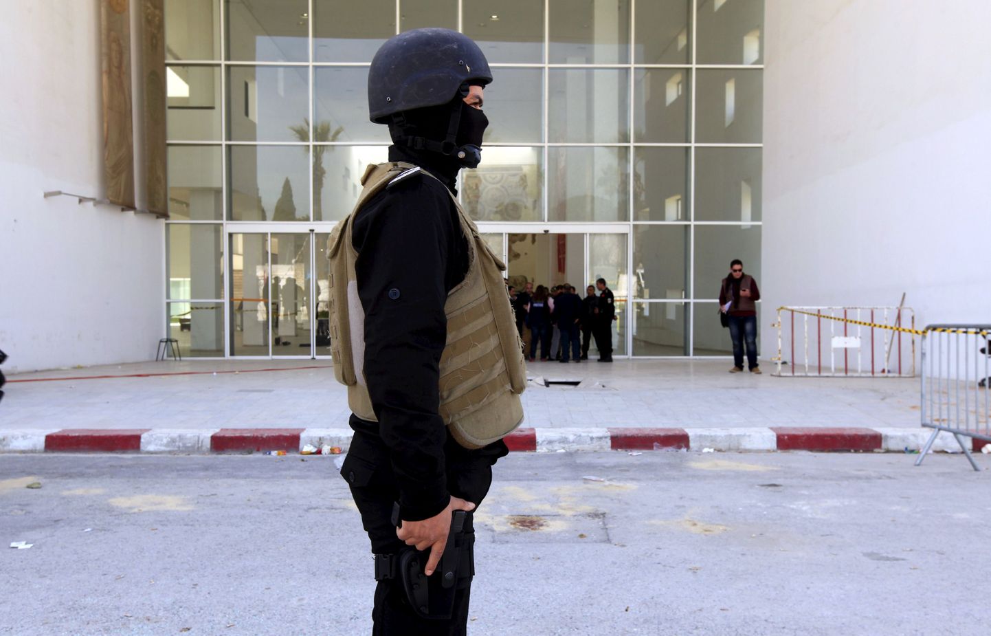 Politseinik Tunise Bardo muuseumi ees.