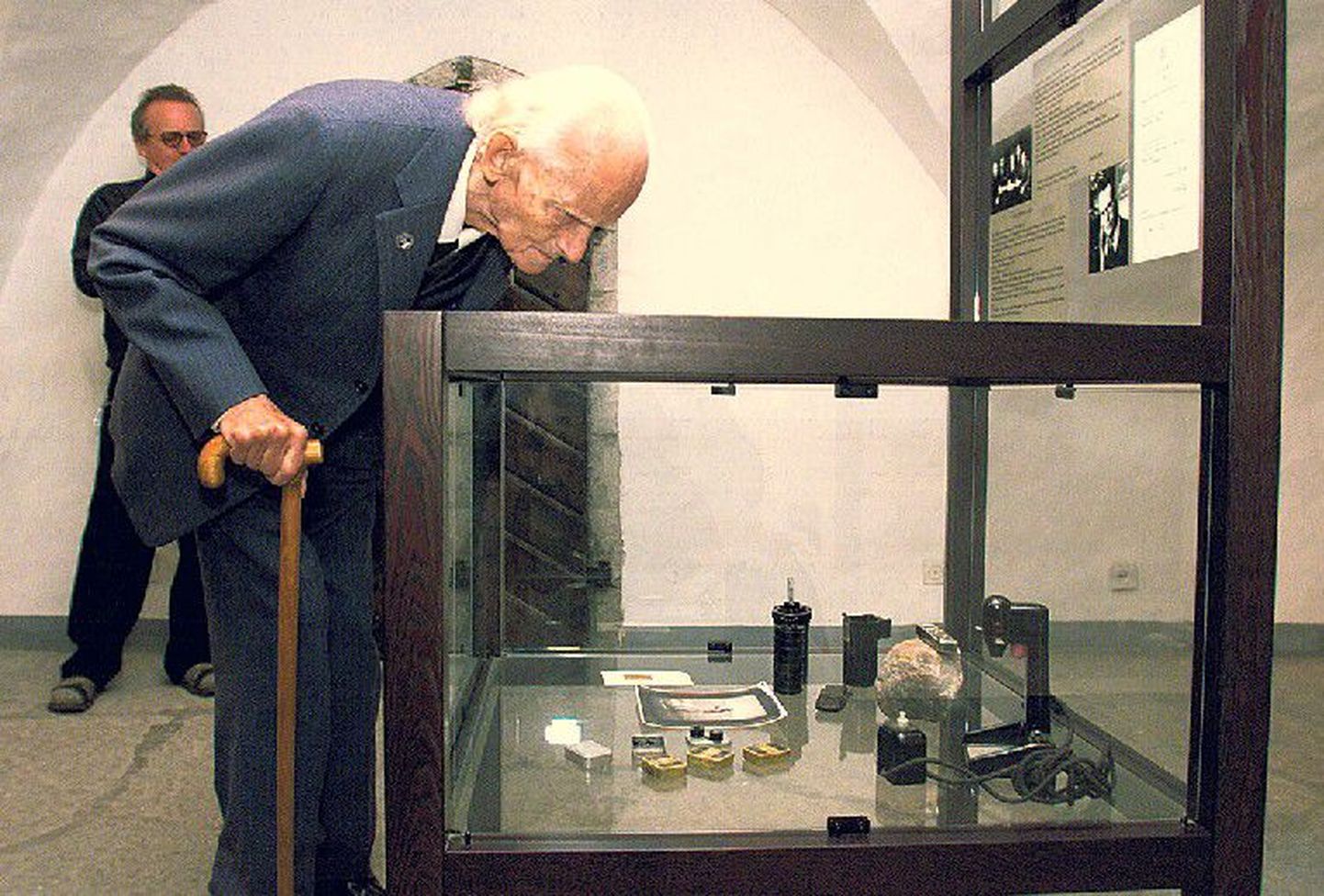 Pisikaamera looja: 
Minoxi fotoaparaadi leiutanud Walter Zapp käis 2000. aastal Eestis ja külastas ka Tallinna Raemuuseumi, kus säilitatakse tema esimest kaamerat ning selle loomislooga seotut. Zapp suri 2003. aastal.