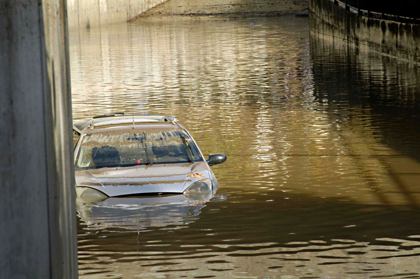 Автомобиль в воде. Фото иллюстративное.
