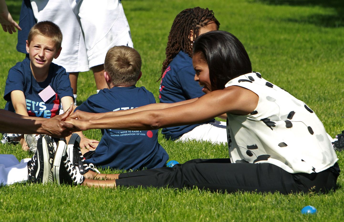 USA esileedi Michelle Obama ergutamas lapsi sportima.