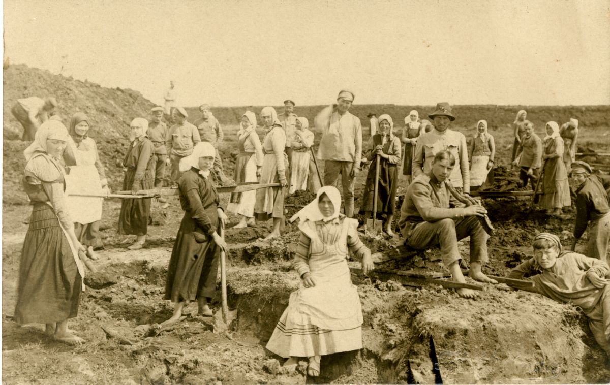 Sievietes ierakumu rakšanas darbos Grenmuižas rajonā pie Olaines. 1917. g. jūnijs