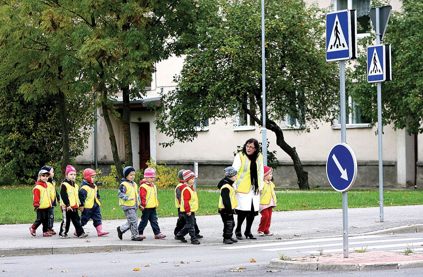 Kuigi uus liiklusseadus nõuab lasterühma saatjalt ohutusvesti kandmist alles järgmisest aastast, oli Tartu Meelespea lasteaia Pääsusabade rühma õpetajal Katrin Jakobson-Värnikul nõutav vest seljas juba eilsel jalutuskäigul.