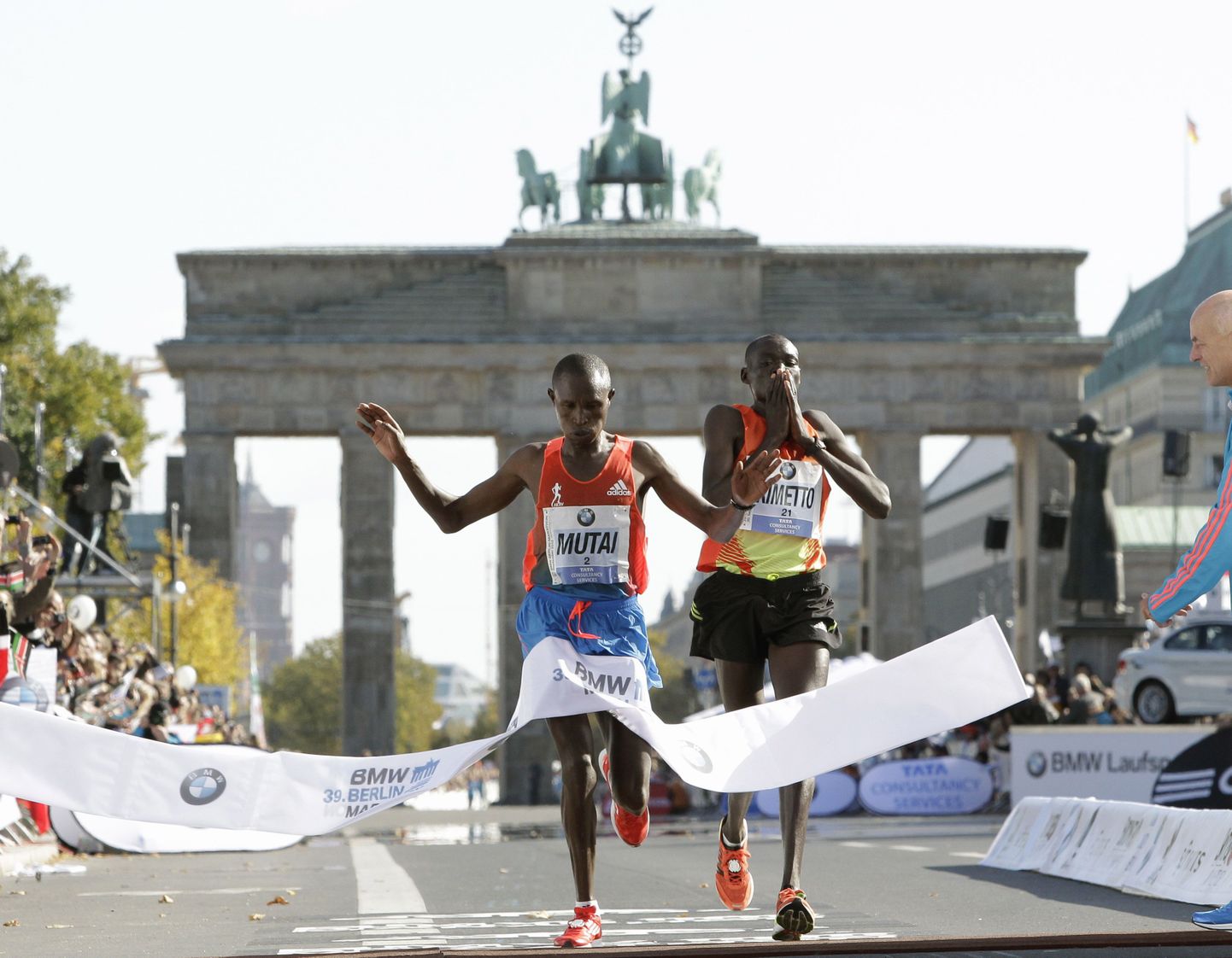 Geoffrey Mutai (vasakul) ja Dennis Kimetto Berliini maratoni finišis.