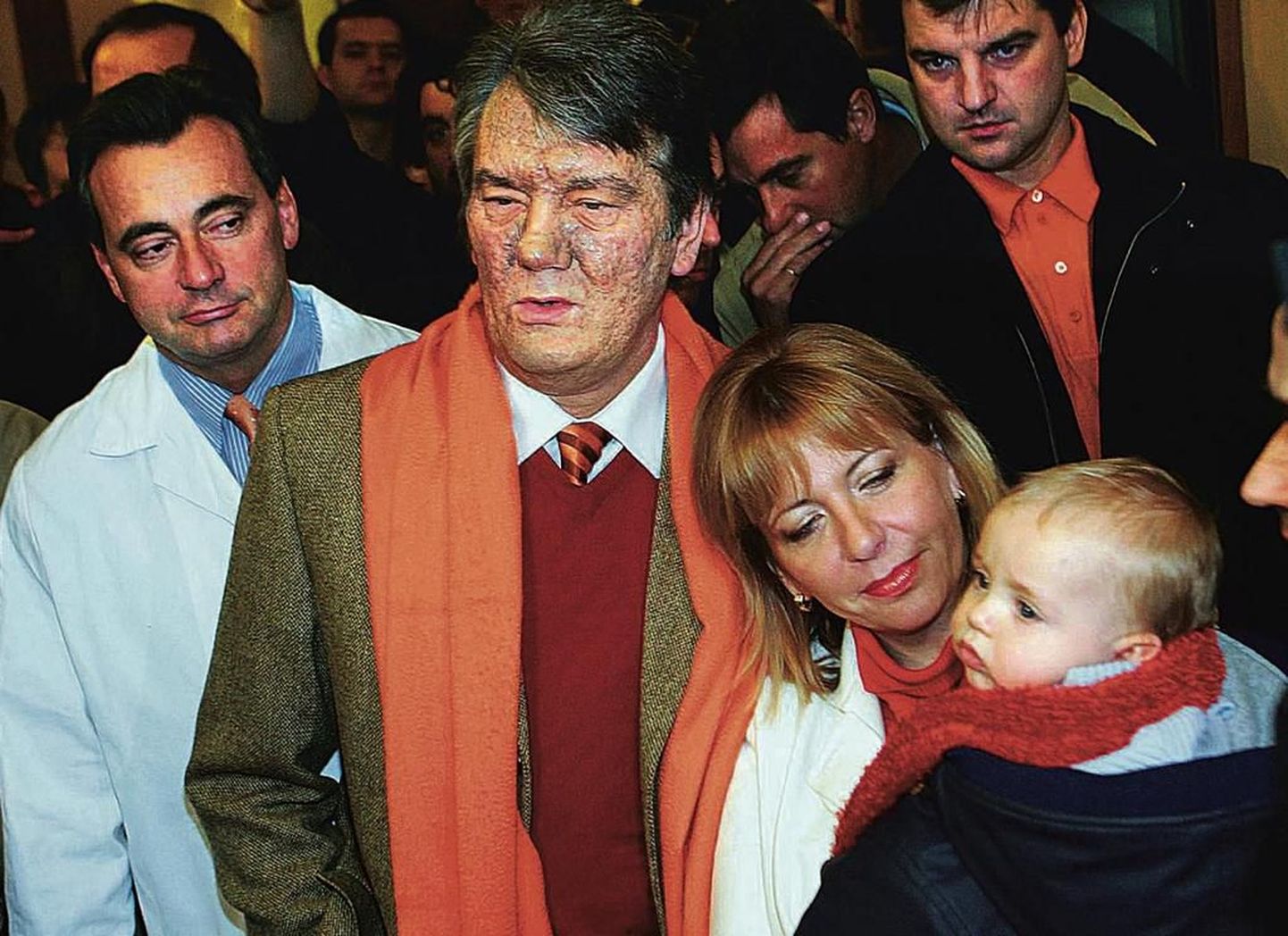 Laupäeval kinnitas Viini Rudolfinerhausi kliiniku juhataja Michael Zimpfer (vasakul), et Viktor Jutenko nägu kahjustas tõsine dioksiinimürgitus. Paremal Jutenko abikaasa Katerina koos poja Tarasiga.