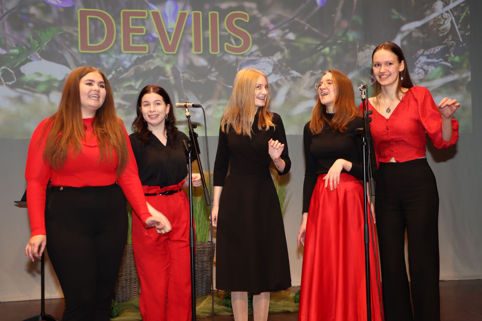 Põlva neidude ansambel DeViis.