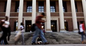 Skandaal Harvardis: üle 10 tudengi sai pedofiilia- ja rassismimeemide eest eksmati