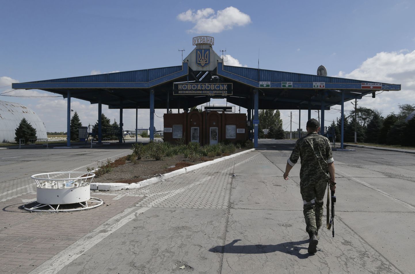 Terrorist jalutab Ida-Ukrainas  Novoazovski piiripunkti juures.