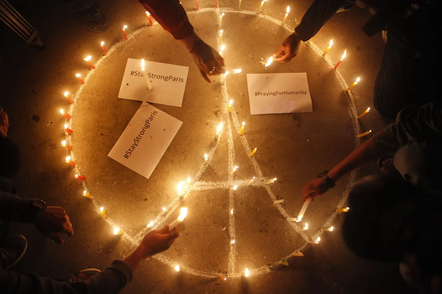 Ka Nepaalis süüdatakse Pariisi terrorirünnaku ohvrite mälestamiseks küünlaid.