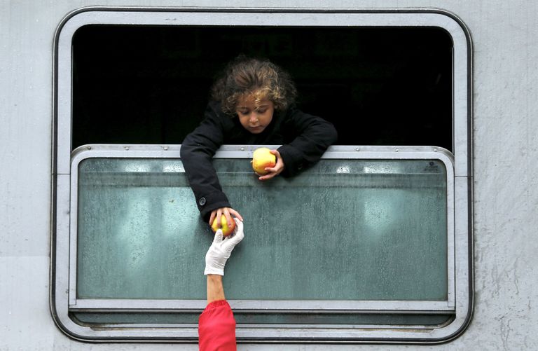 Kellegi hea abistaja käsi ulatab Horvaatias Tovarnikus lapsele õunu.