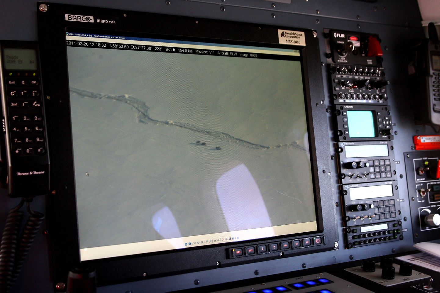 Piirivalve jälgib Peipsil kalastajaid helikopteri monitorilt. Illustreeriv foto.