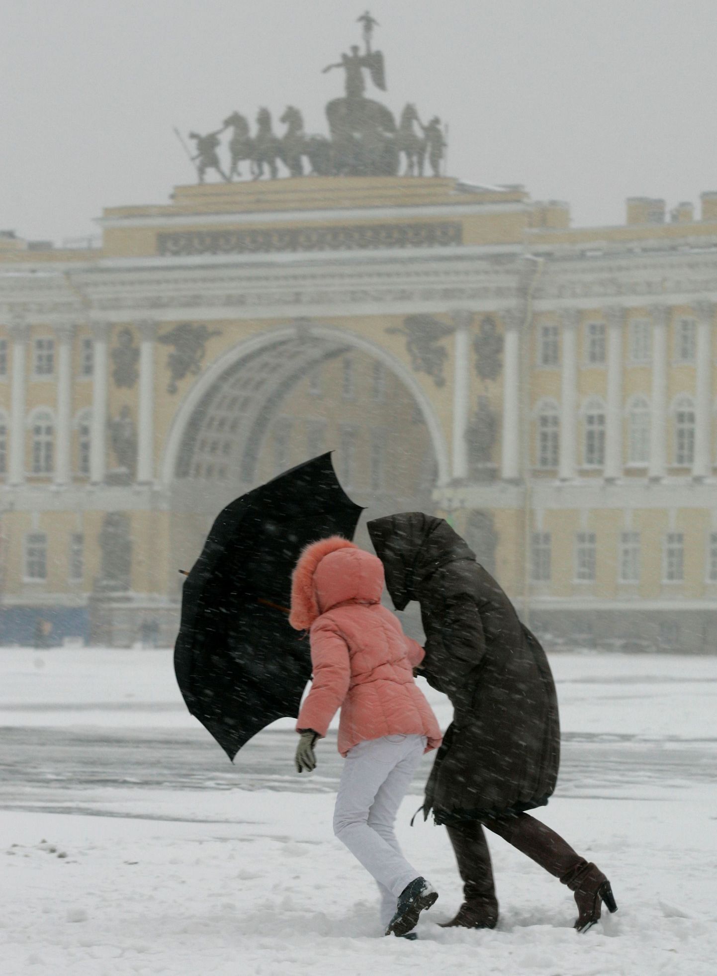 Lumine Dvortsovaja väljak Peterburis
