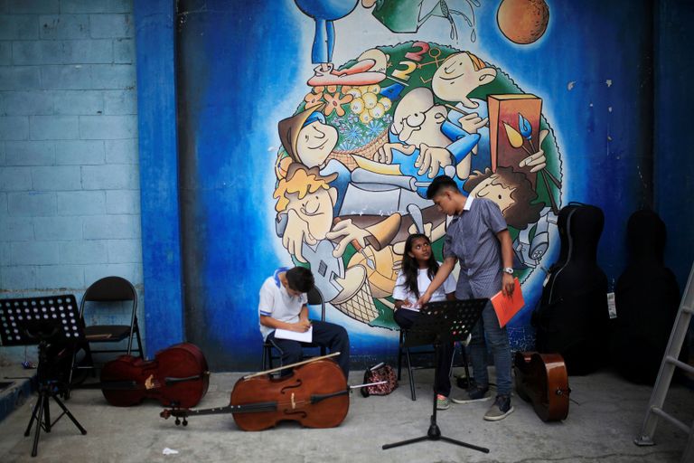 El Salvador. Don Bosco noorteorkestri liikmed San Salvadoris esinemas.