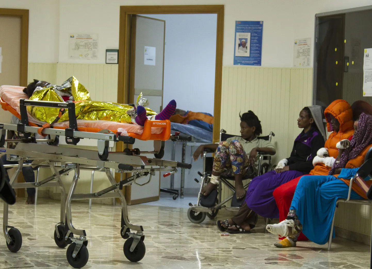 Abi ootavad migrandid Lampedusa haiglas.