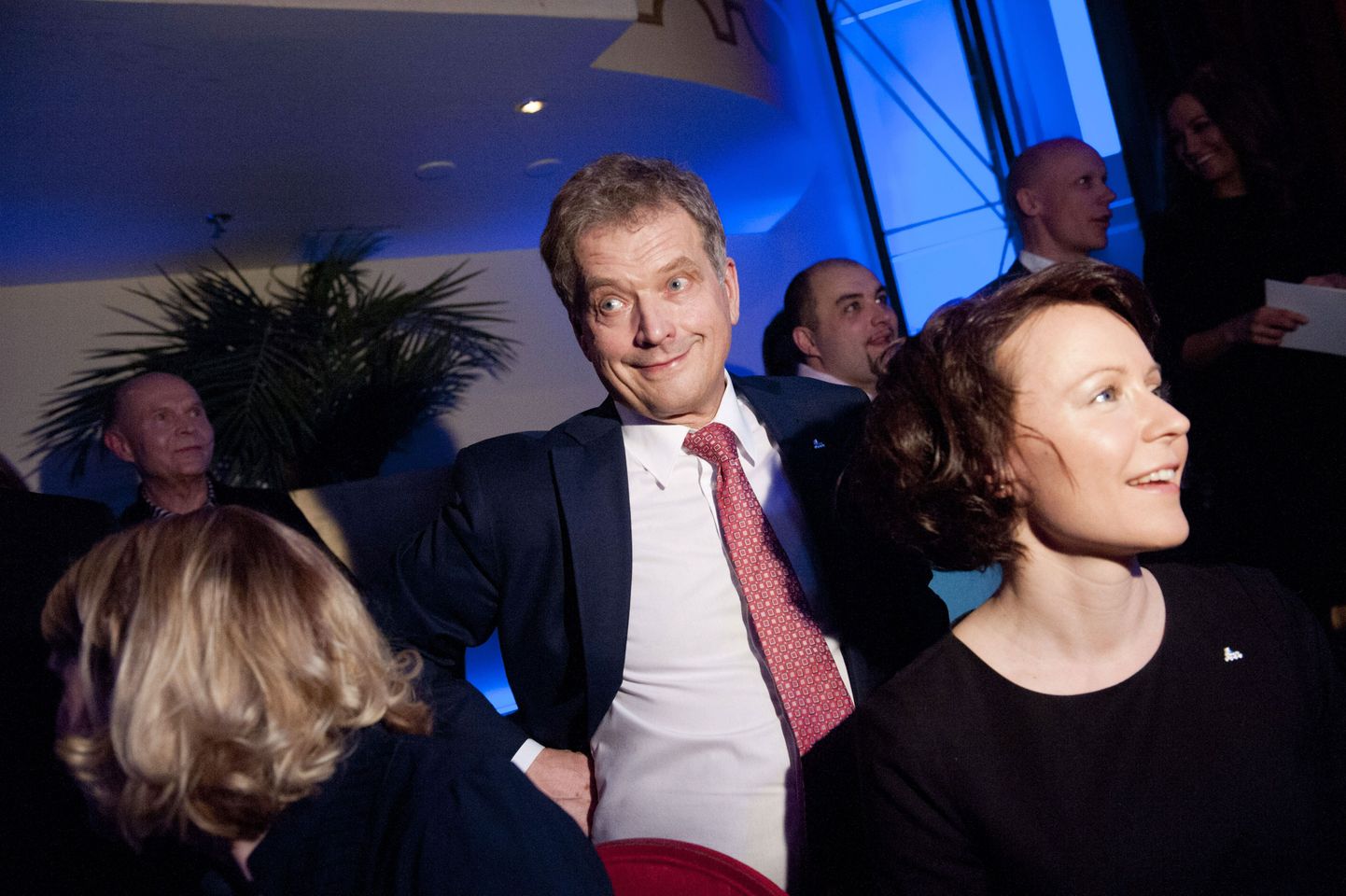 Koonderakonna presidendikandidaat Sauli Niinistö koos abikaasa Jenni Haukioga eile Helsingis aset leidnud kampaaniaüritusel.