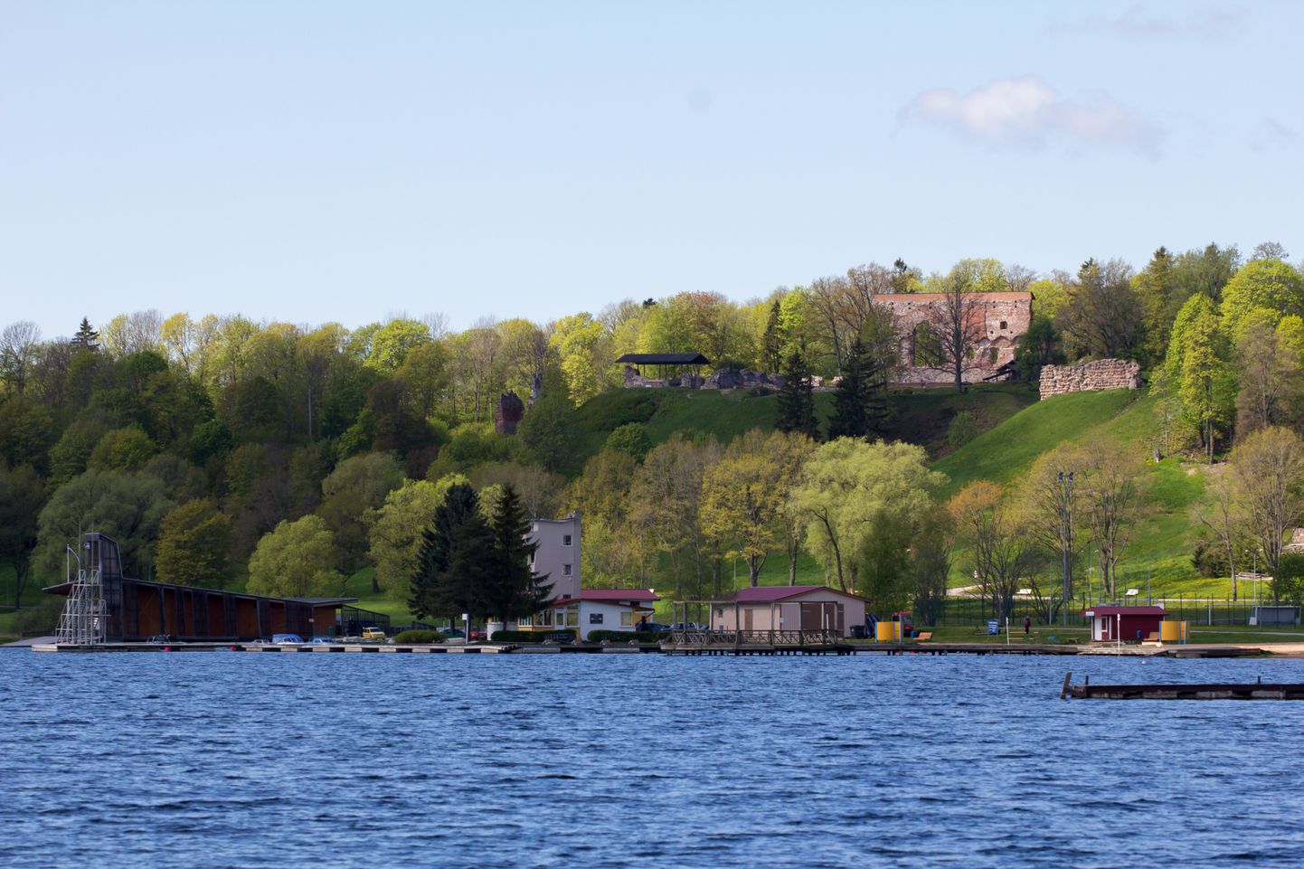 Vaade Viljandi järvelt lossimägedele