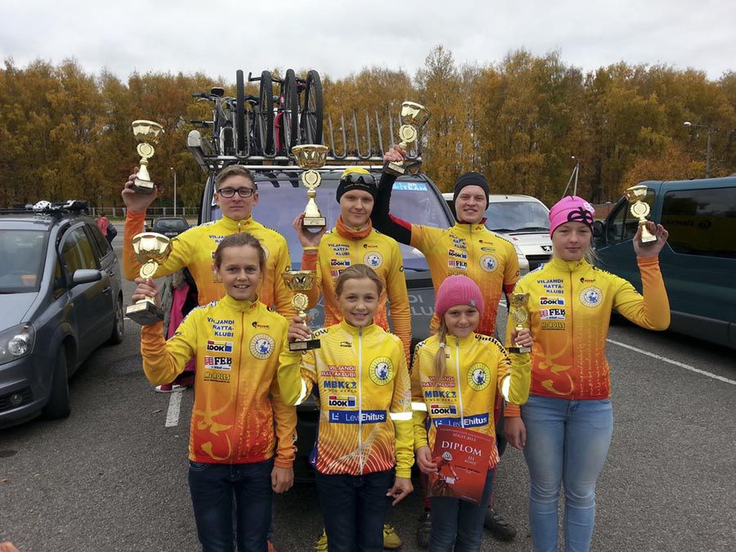 Viljandi rattaklubi liikmed lõpetasid võistlushooaja seitsme sügiskrossi sarja auhinnakarikaga.