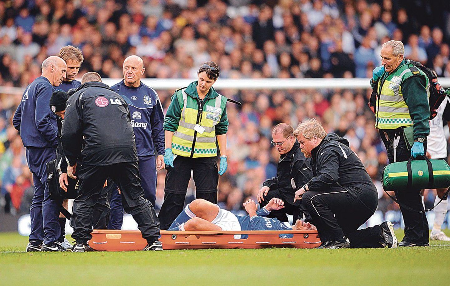Футбол травматичный вид спорта не только потому, что таковы его особенности. Футбол еще и один из самых популярных видов спорта — вот почему статис­тика фиксирует так много футбольных травм. На фото травмированный игрок английского футбольного клуба Everton Фил Невилл.