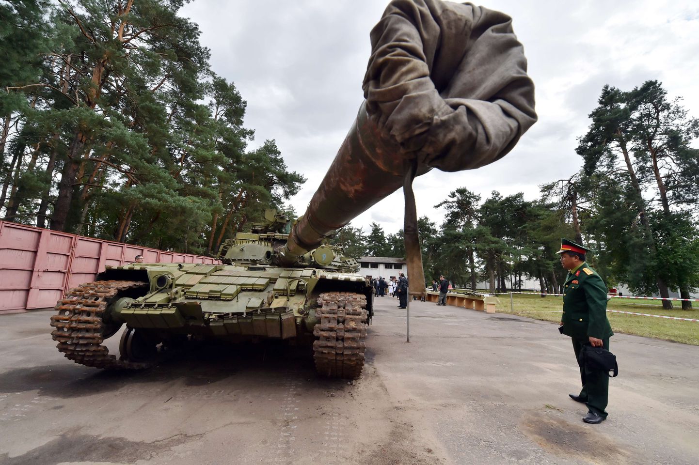 Sõjaväeatašee uurib Vene tanki T-64BV, mis on koos teiste terroristidelt ära võetud sõjamasinate ning relvadega pandud välja Kiievis.