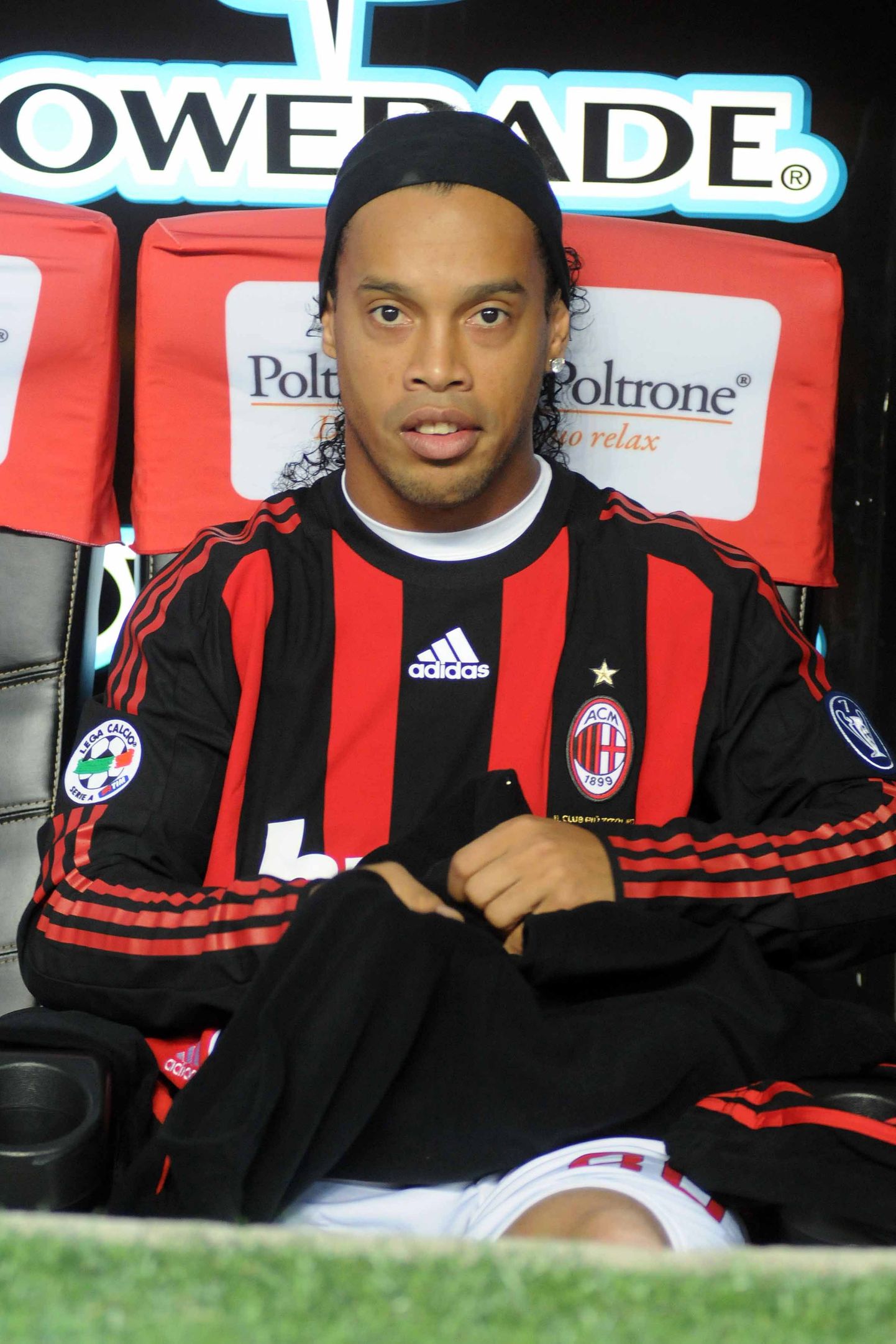 Ronaldinho AC Milani pingil istumas.