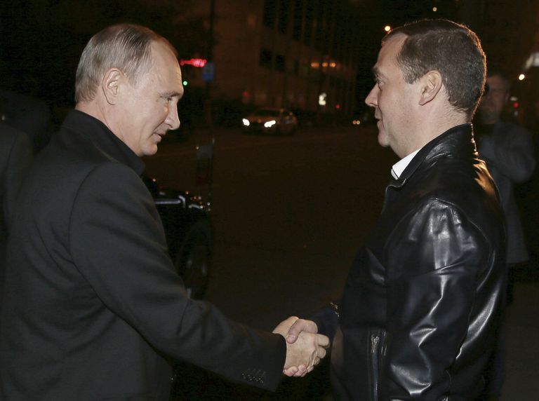 Venemaa president Vladimir Putin ja peaminister Dmitri Medvedev valimispäeva õhtul Moskvas Ühtse Venemaa valimisstaabi ees. Fotod: Scanpix