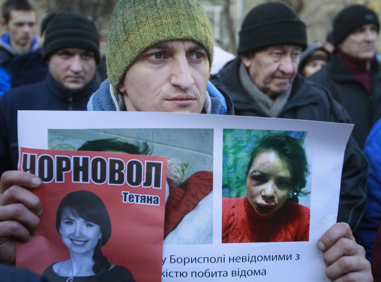 Meeleavaldus ajakirjaniku Tetjana Tšornovoli toetuseks. Plakatil on fotod naisest enne ja pärast peksmist.