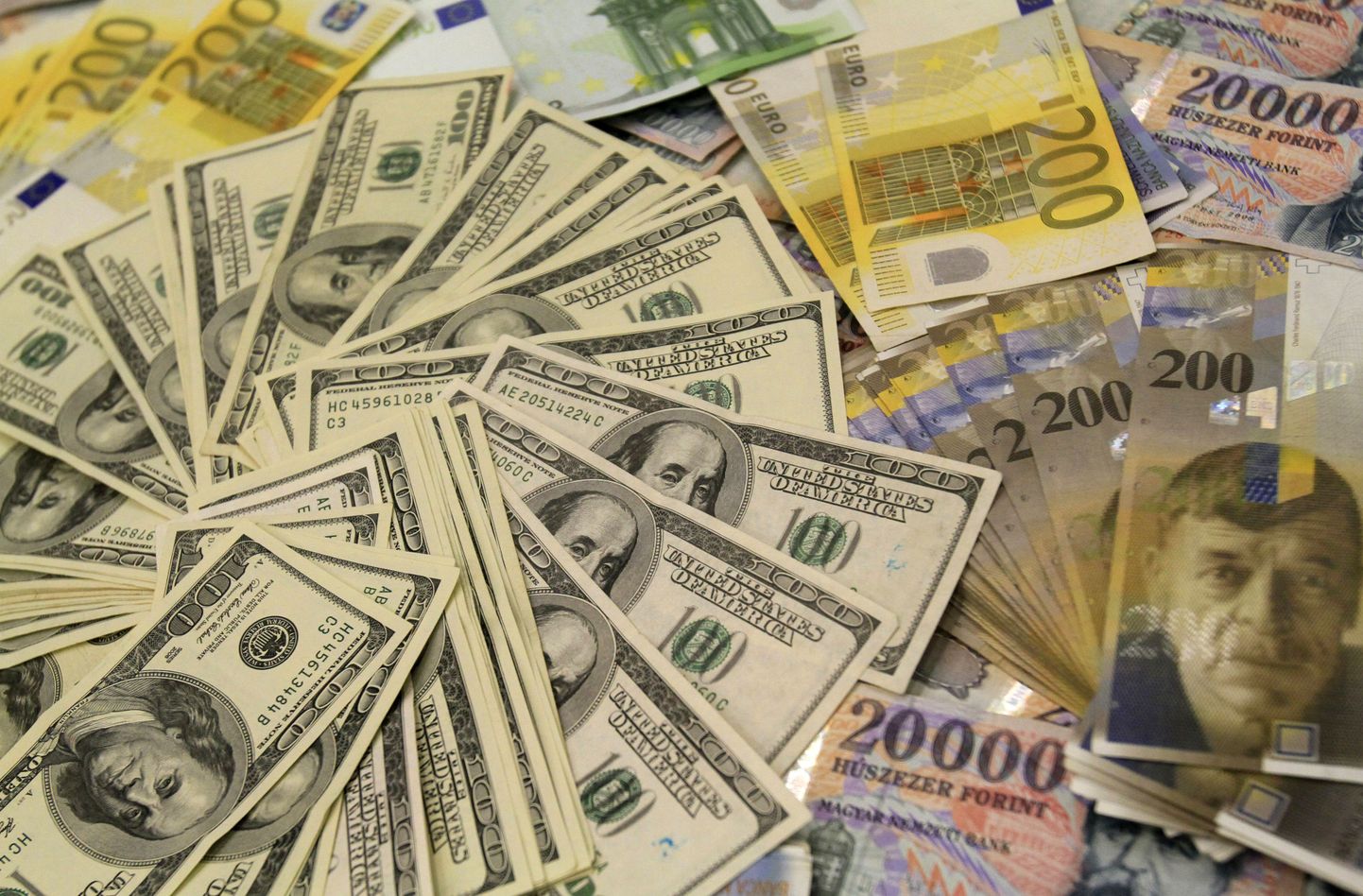 USA dollarid, eurod ja Šveitsi frangid.