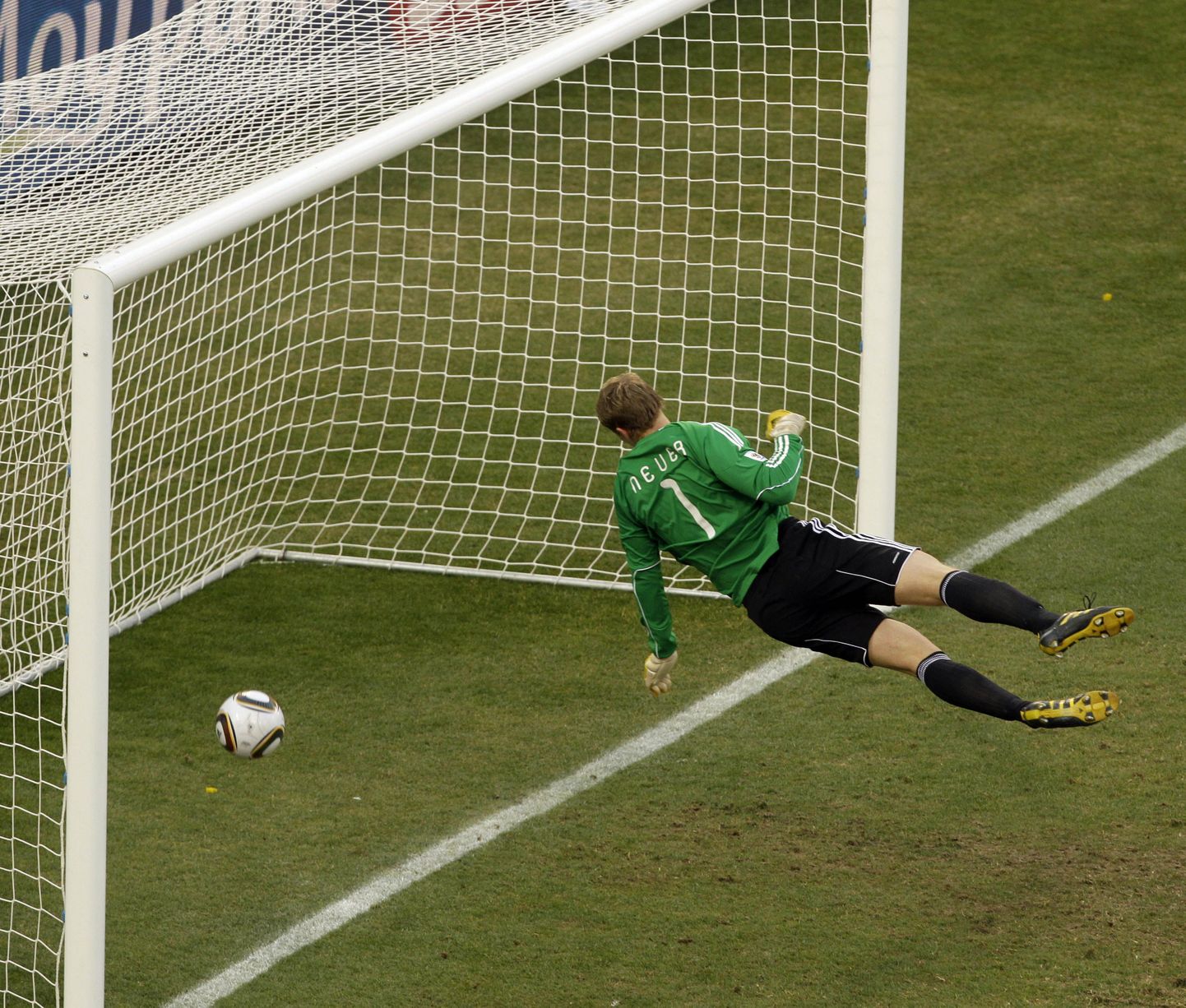 Kuulus moment 2010. aasta jalgpalli MMilt: Frank Lampardi löök ületas sakslaste väravajoone, kuid kohtunik jättis siiski tabamuse lugemata.