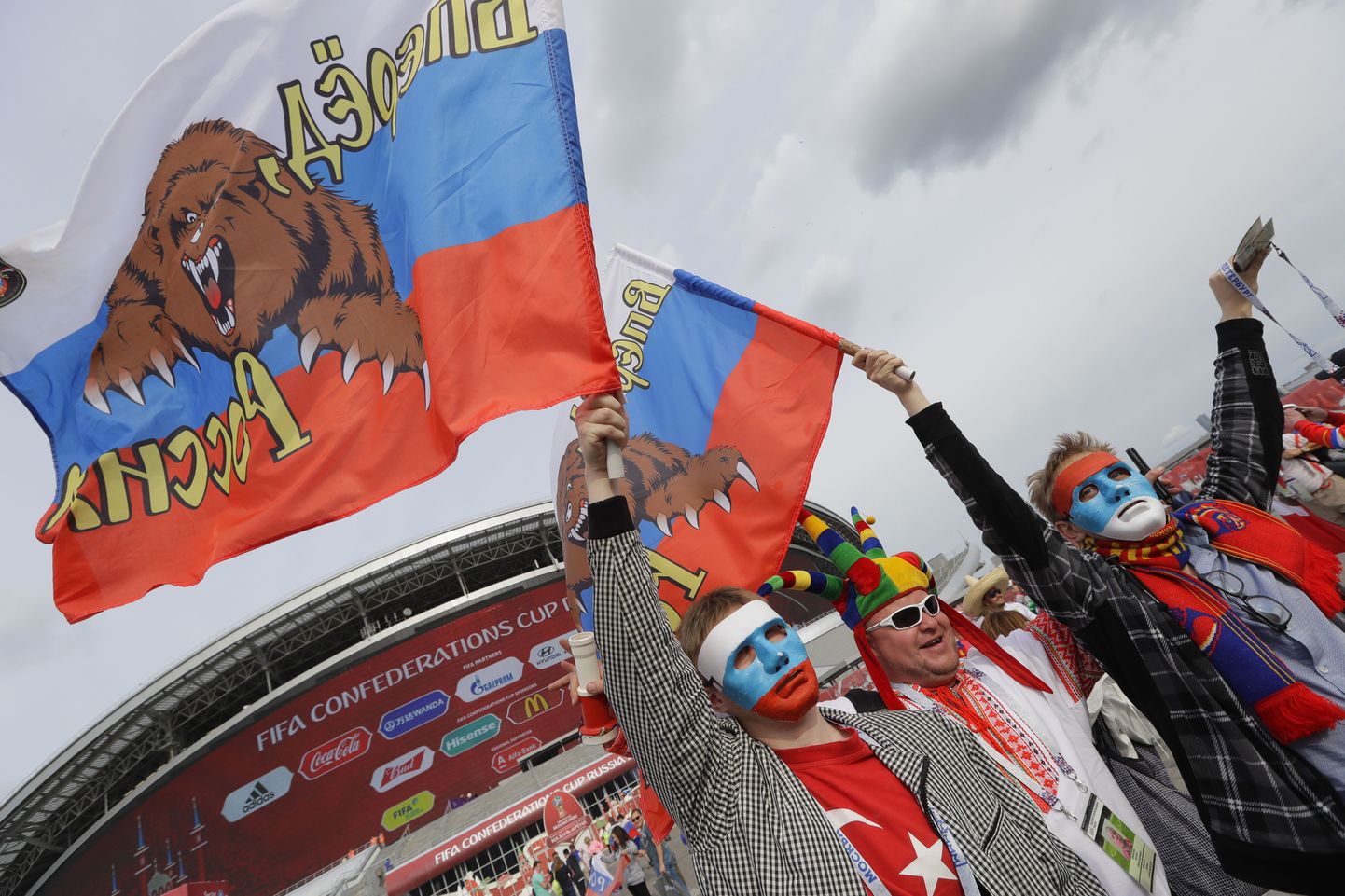 Vene karuga lippe lehvitavad jalgpallifännid.