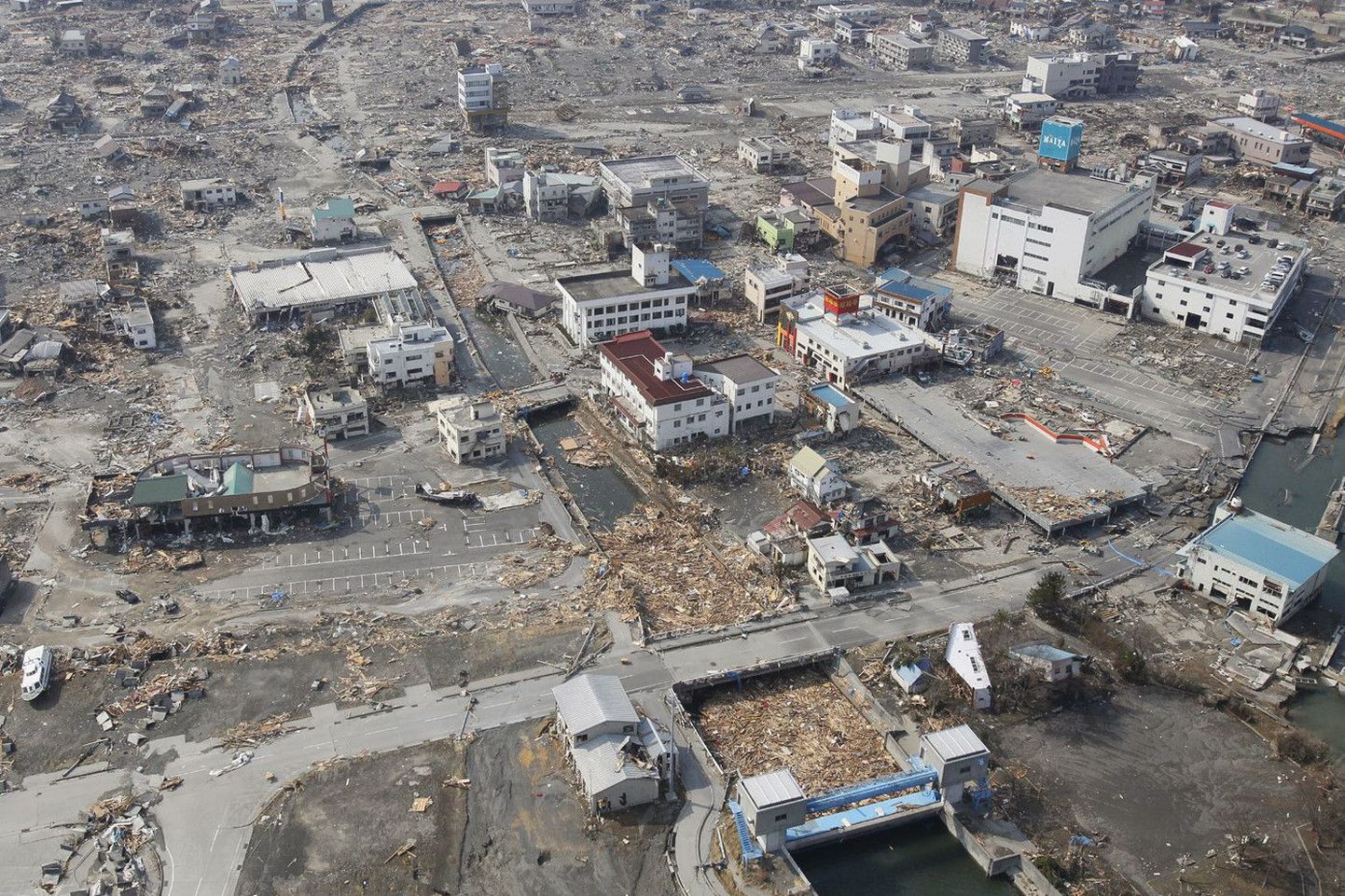 Maavärina ja tsunami tekitatud purustused Ofunatos.