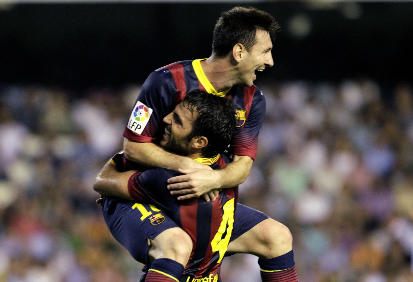 Lionel Messi (üleval) ja Cesc Fabregas väravat tähistamas.