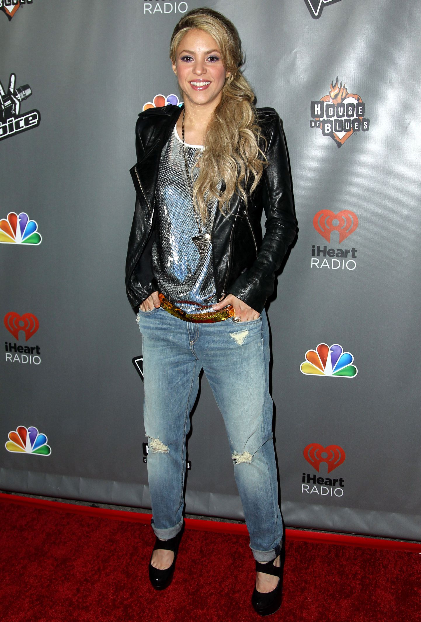 Shakira jalas on boyfriend jeans.