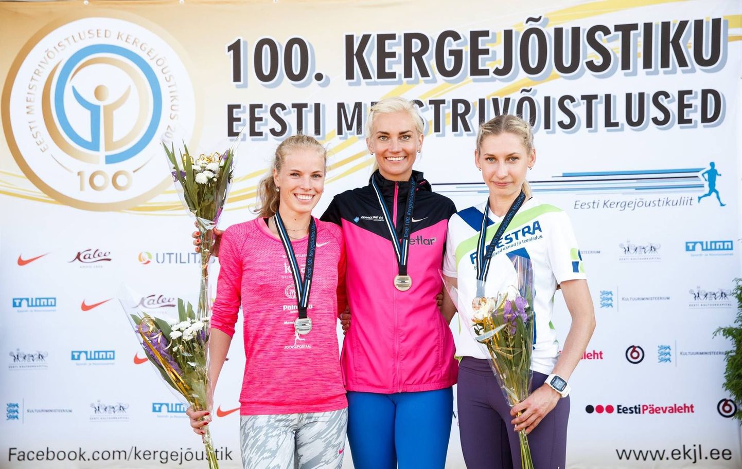 Kelly Nevolihhin (üleval vasakul) saavutas Liina Tšernovi järel ja Helin Meieri ees 800 m jooksus hõbemedali. Moonika Pilli võitis teise koha 5000 m jooksus.