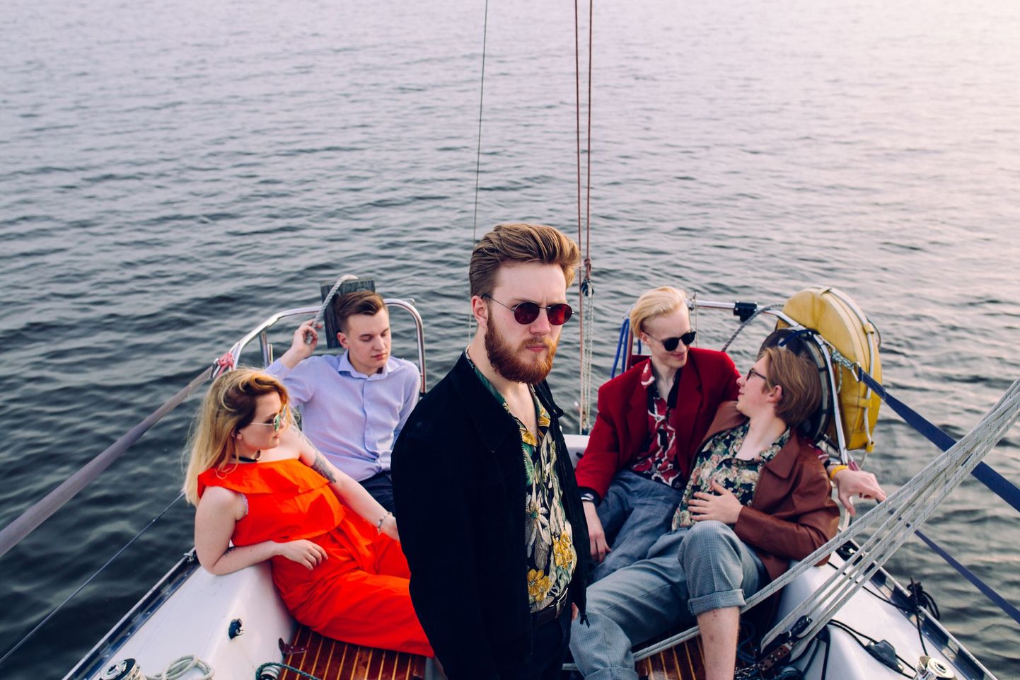 Eesti indie-popi maastiku tõusev täht Steps To Synapse andis plaadifirmas Playground Music Estonia välja oma esimese täispika stuudioalbumi "The One".