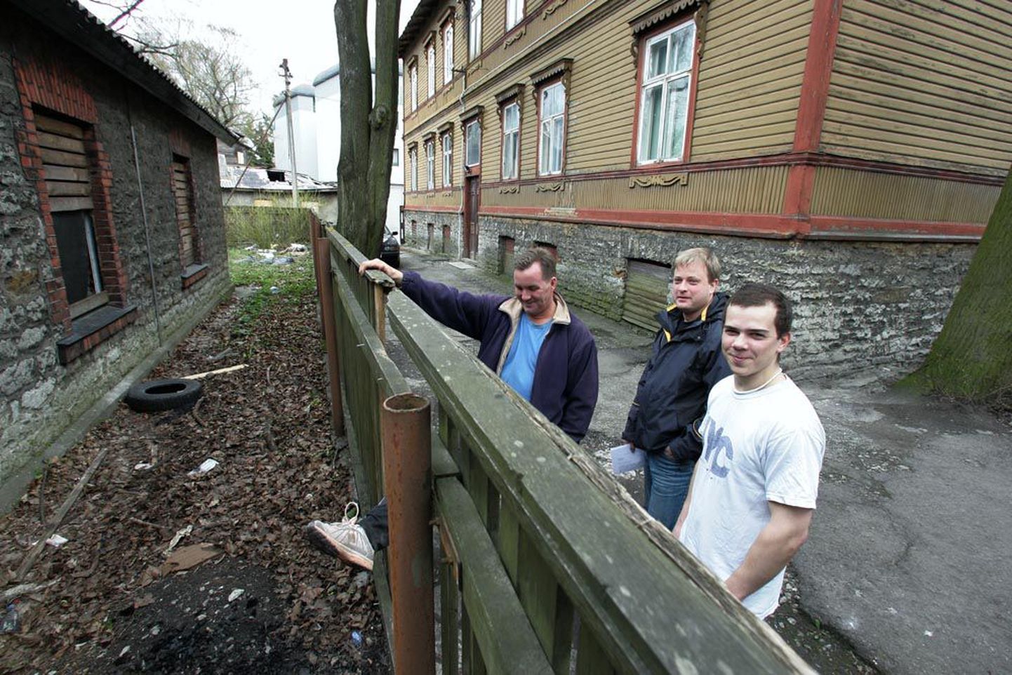 Vesivärava 24 ja 24a elanikud (vasakult) Heiki Holm, Kaido Kirspuu ja Andres Paas muretsevad, et kodutud võivad naabermaja põlema panna.