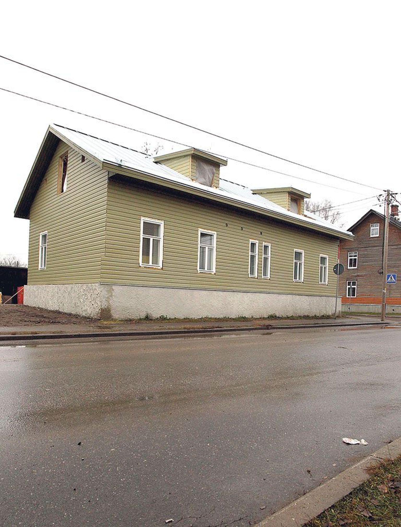 Detailplaneeringu järgi tuleb Marja 26 maja välisilme säilitada, katuseväljaehitised pole lubatud. Ometi on linnavalitsus nende ehitamist lubanud (pildil uuenenud maja).