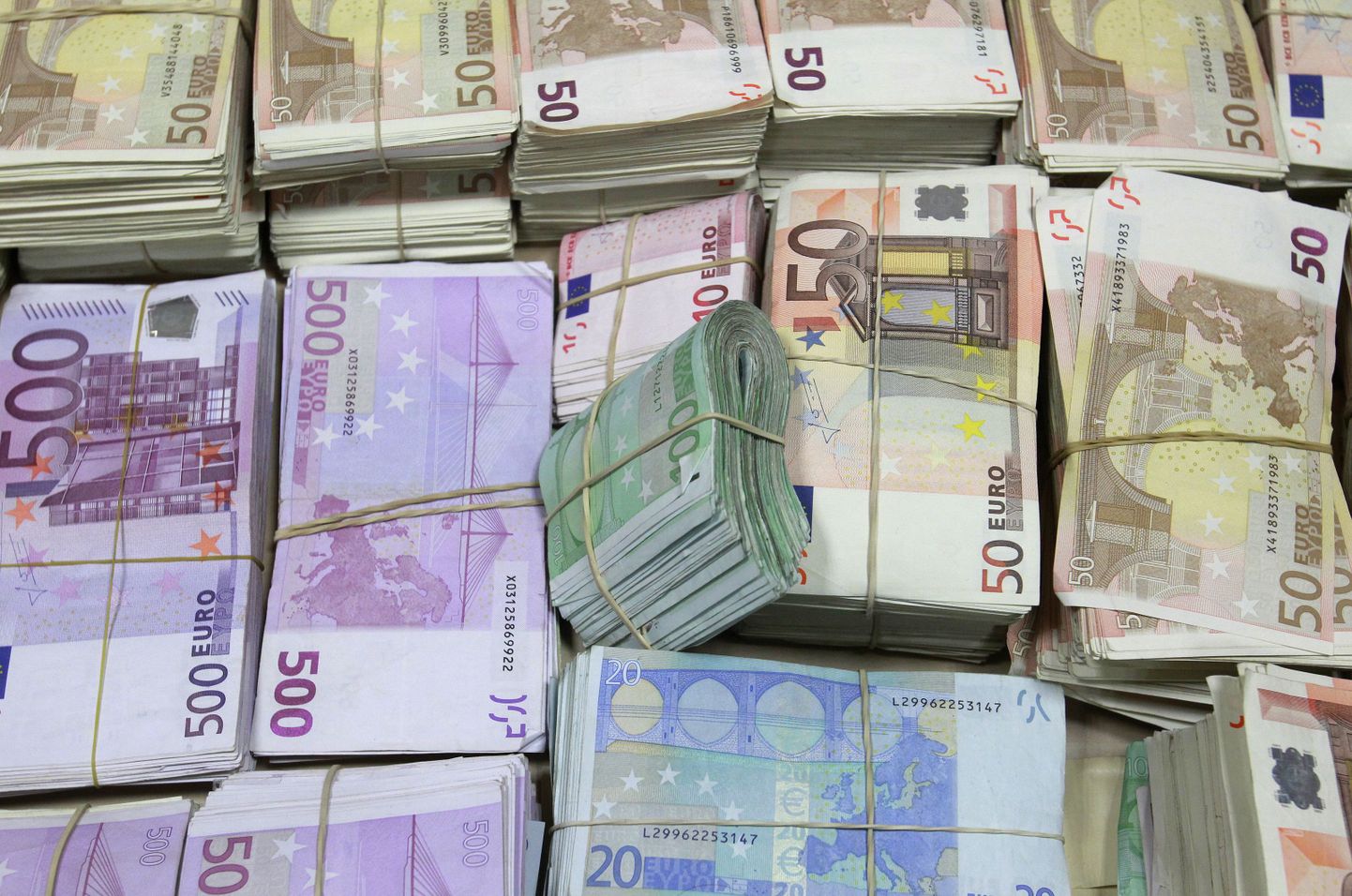 Lisaks relvadele, padrunitele, arvutitele ja luksusautodele võtsid politseinikud ära ligi 8000 eurot.