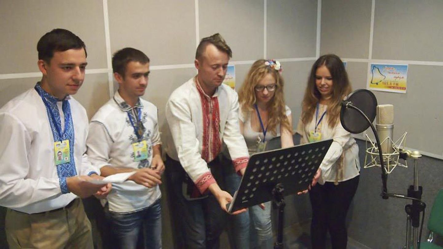 Ivano-Frankivskis aitas Ruslan Trochynskyi koos Svjata Vatraga salvestada Ukraina noorteorganisatsiooni SKUMO hümni.