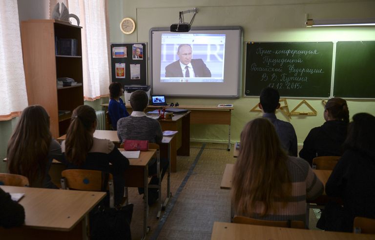 Sverdlovski kooliõpilased kuulavad presidenti.