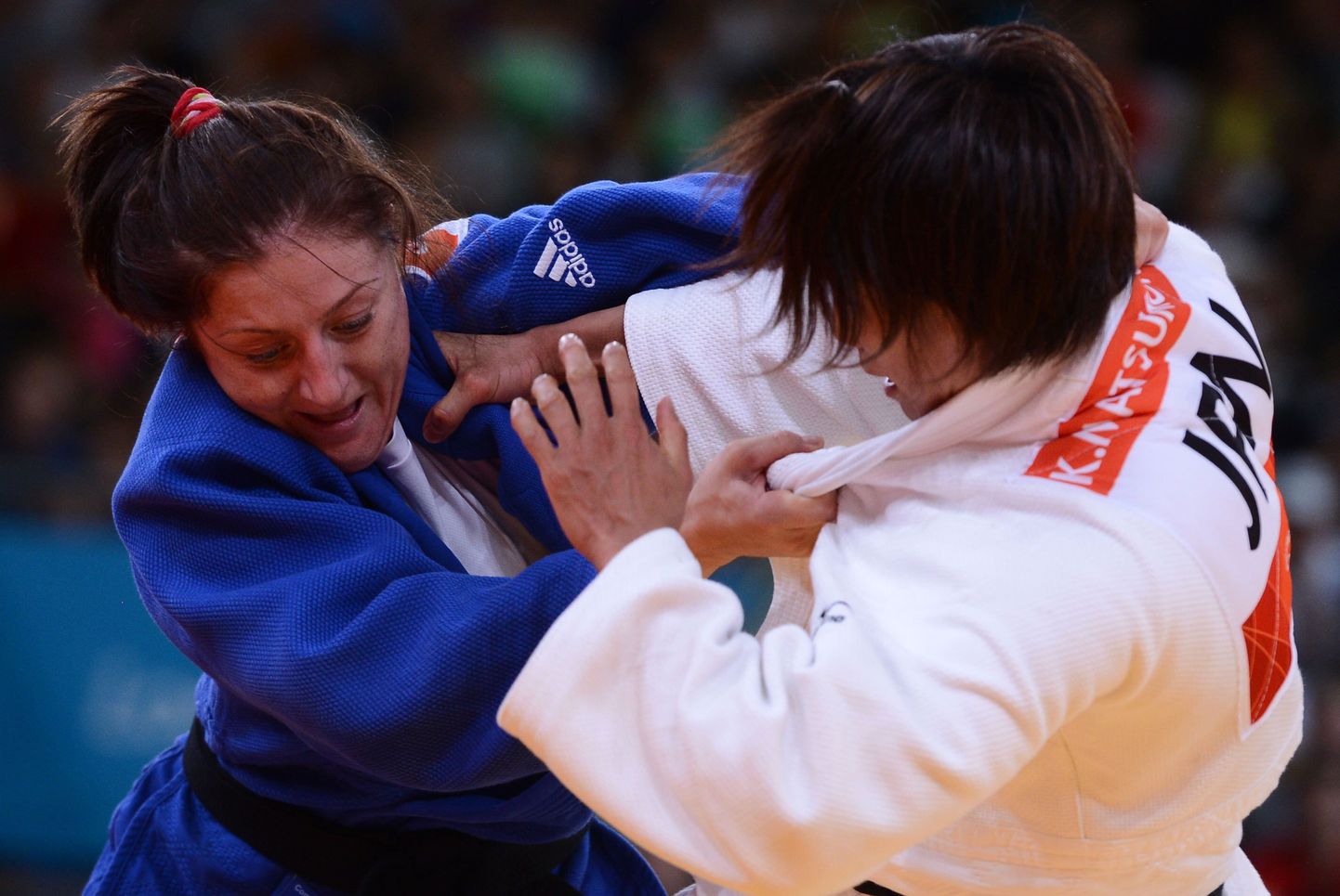 Kaori Matsumoto (valges) võitlemas Corina Caprioriuga (sinises)
