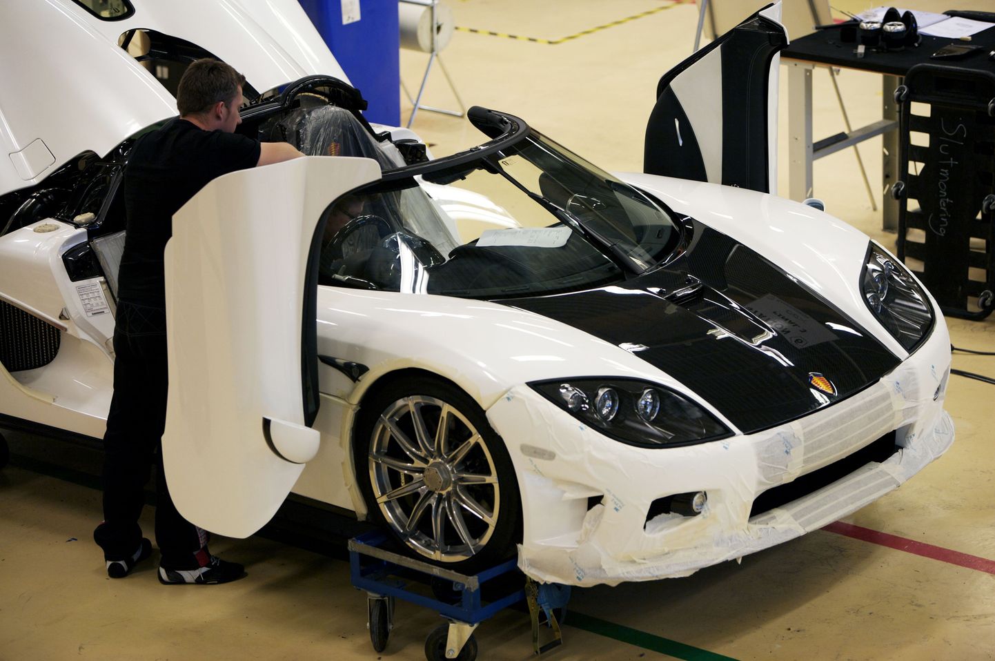Koenigseggi sportauto Ängelholmi tehases.