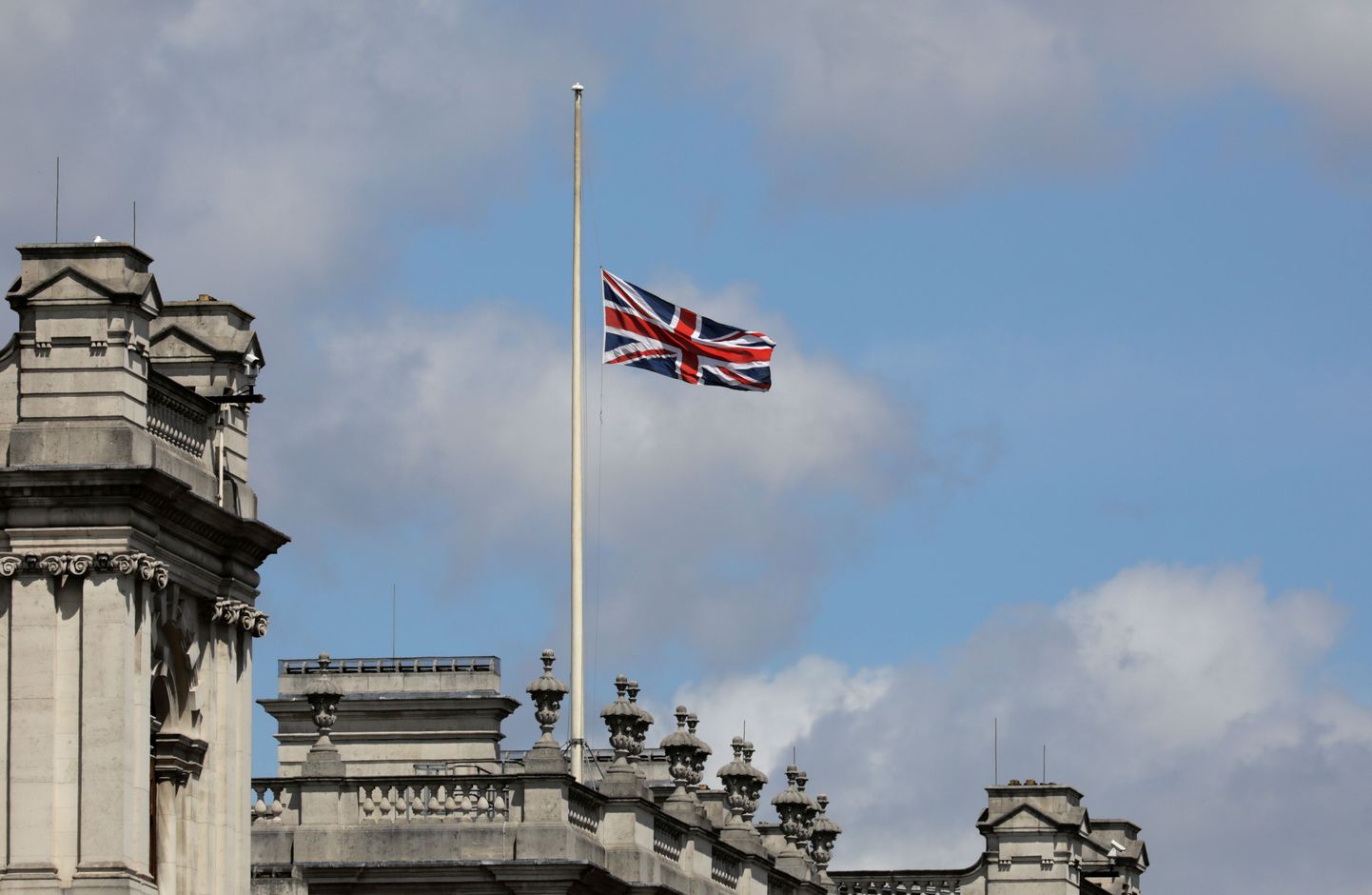 Pooles mastis Suurbritannia lipp pärast järjekordset terrorirünnakut Londonis.