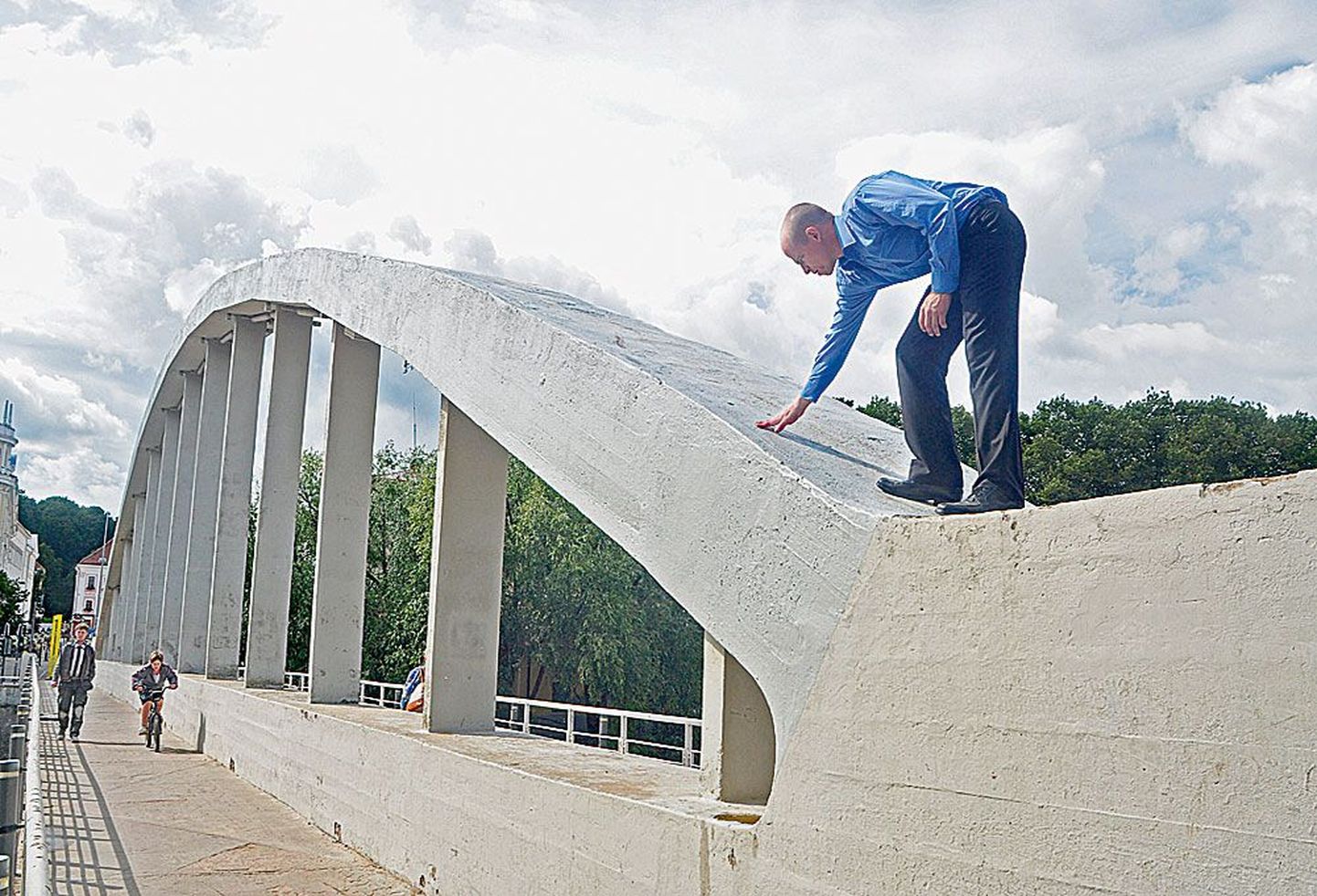 Linnavolinik Silver Kuusik, kes on isegi üle Kaarsilla kaare kõndinud, hindas remonditud silda varasemast ohtlikumaks.