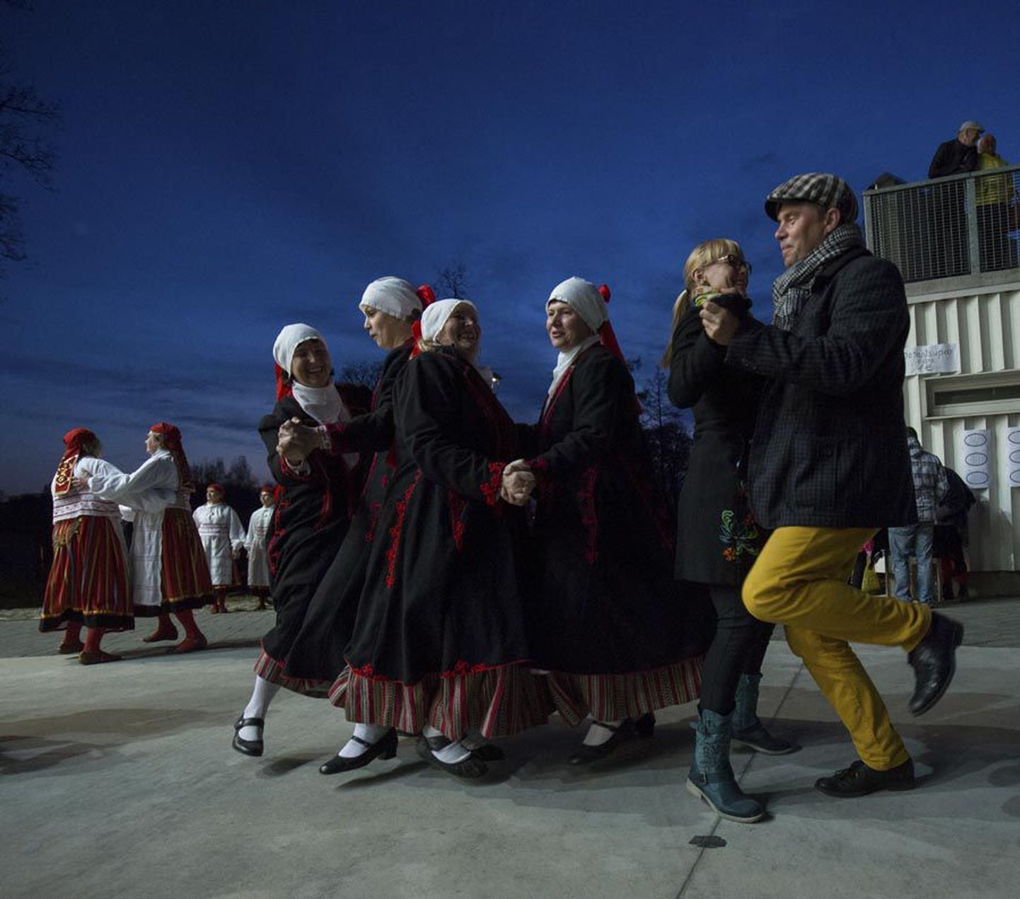 Rahvariides tantsijate kõrvale mahtusid samme seadma tavapäraseis tänavarõivais tantsupaarid.