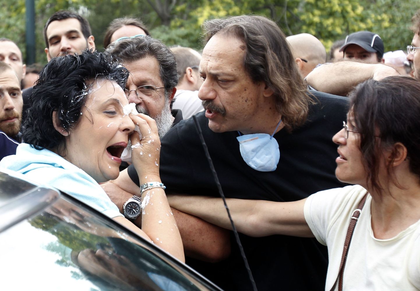 Kreeka protestijate uueks relvaks on saanud jogurt. Pildil kommunistliku partei esindaja Liana Kanelli, kes sai jogurtiga pihta sel kolmapäeval, olles teel parlamenti.